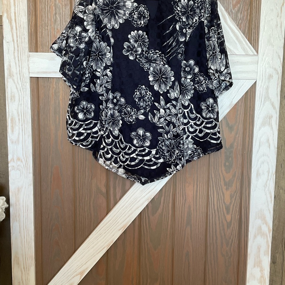 Blue top with white lace looking flowers.P2P 25.5, length 25-30.5” Size 1X - Picture 4 of 6